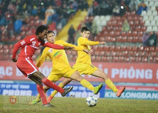 Vòng 2 V.League: HLV Huỳnh Đức thua đau, tân binh gây bất ngờ 2