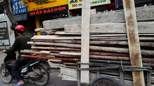 vovgiaothong_Nguy hiểm những “siêu xe” chở hàng như làm xiếc giữa lòng thủ đô