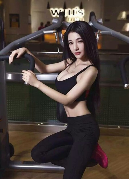 Co giao tuong lai khoe dang nuot na trong phong gym