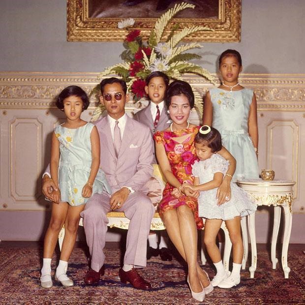 Đức vua Bhumibol Adulyadej và Hoàng hậu Sirikit có 3 công chúa và 1 hoàng tử