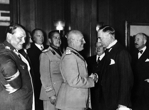 
 Từ trái qua phải: Thống chế-Chủ tịch Quốc hội phát xít Đức Hermann Goering, Ngoại trưởng Italy Count Ciano cùng trùm phát xít Italy Benito Mussolini bắt tay Thủ tướng Anh Neville Chamberlain trong hội nghị 4 nước tổ chức ở Munich, Đức vào năm 1938. Ảnh: AP.
