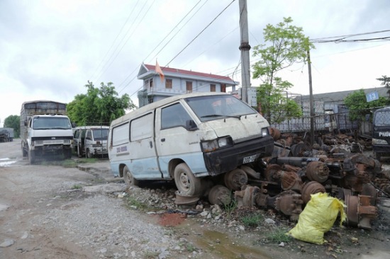 Hàng trăm chiếc ô tô đã đến tuổi nghỉ hưu, có đủ các thương hiệu như Camry, Hyundai, Mercedes, Toyota, Honda, Mazda và các loại tàu thủy, máy xúc, máy ủi... nằm chềnh ềnh trên bãi . Mỗi chiếc ô tô như vậy có giá vài triệu đến vài chục triệu đồng tùy theo tình trạng của xe