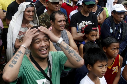 CĐV Philippines tỏ thái độ không thể tin khi Mayweather được công bố thắng cuộc. Ảnh: Reuters