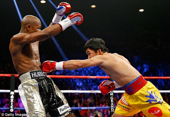 Hiệp 2 kết thúc, 2 đấu thủ vào hiệp 3. Đầu hiệp 1, Mayweather đánh phủ đầu không hiệu quả. Pacquiao phòng ngự rồi phản công ở cuối hiệp.