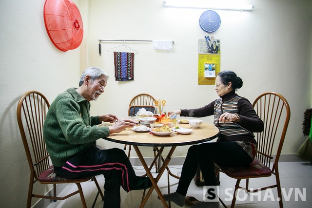 Những bữa cơm trưa đạm bạc của người nghệ sĩ già Mai Ngọc Căn và vợ.