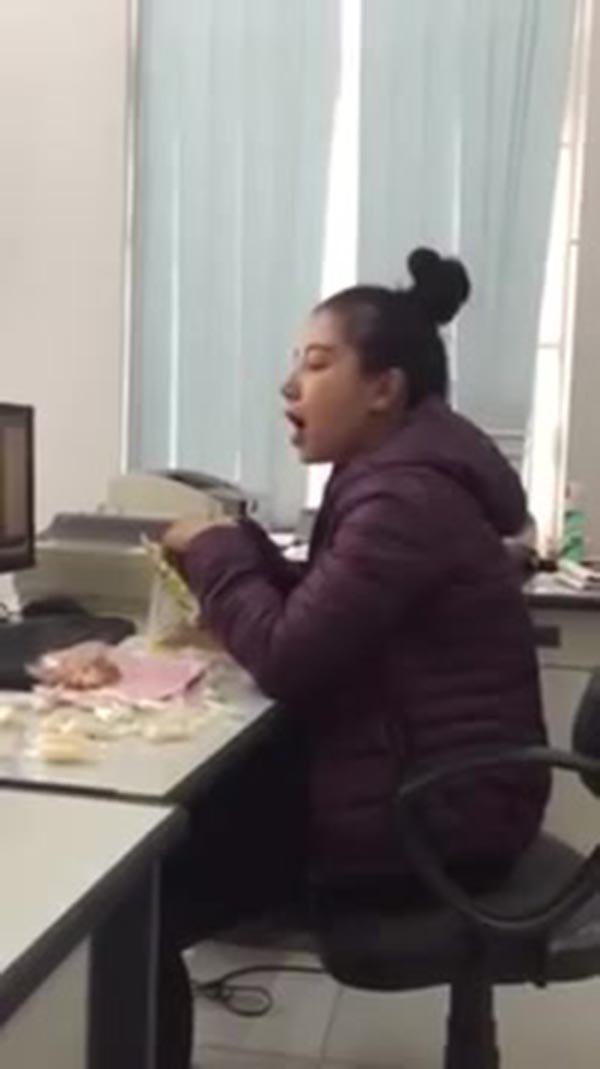 Trước khi ghi danh vào Giọng hát Việt, Vũ Thị Phượng được cư dân mạng phong danh Hot girl vừa ăn kẹo vừa hát sau khi đăng tải một clip hát ngẫu hứng lên trang cá nhân.