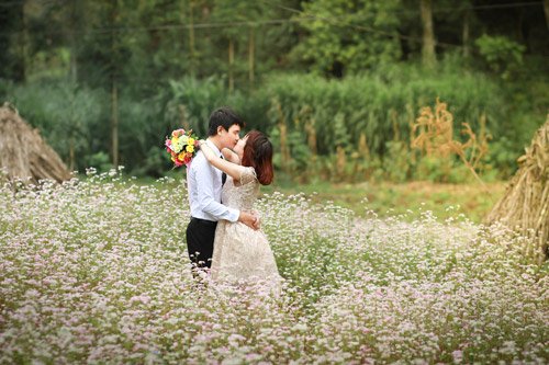Cặp đôi mê phượt cũng không quên ghi lại kỉ niệm hạnh phúc bên cánh đồng hoa tam giác mạch đẹp ngây ngất.