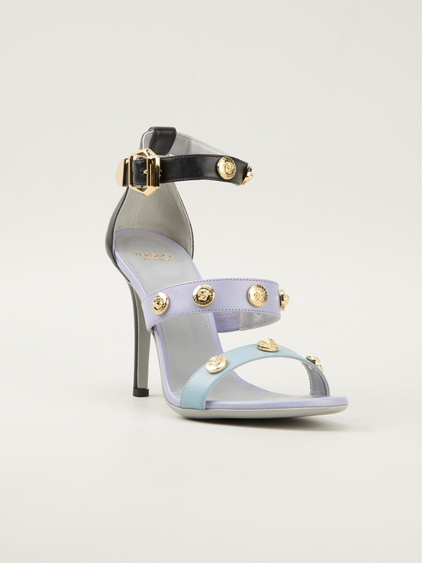 
Đôi giày của Versace này có tên Medusa studded sandals, được biết giá của nó là 873$ (khoảng 19.2 triệu VNĐ).

