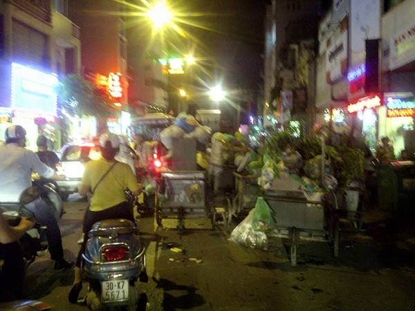 Bãi tập kết xe rác có mặt ở khắp mọi cung đường trên địa bàn TP Hà Nội - (Nguồn: Otofun).