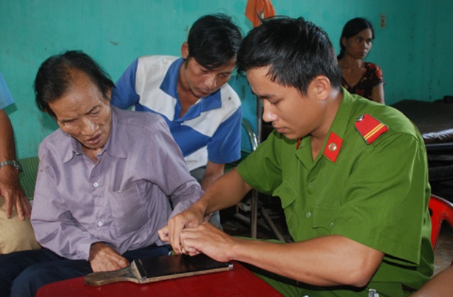 Công an huyện Tây Trà, Quảng Ngãi đã khẩn trương đến tận giường bệnh làm các thủ tục nhập khẩu, chứng minh nhân dân cho cha con người rừng để ổn định cuộc sống lâu dài.