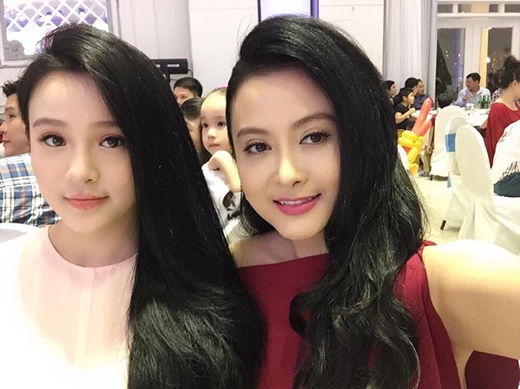 
Huyền Baby là 1 trong số những hot girl đời đầu của showbiz Việt. Cô nổi tiếng với gương mặt trẻ trung, không tuổi. Chị gái của Huyền Baby - Đặng Thúy Loan cũng từng khiến cư dân mạng trầm trồ bởi vẻ xinh đẹp, sang trọng không kém em gái.
