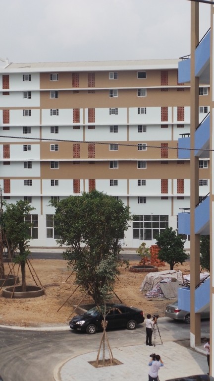 Theo ghi nhận của chúng tôi tại khu đô thị Becamex Hòa Lợi (TP.Thủ Dầu Một), một trong những nơi được xem là có giá nhà rẻ nhất Việt Nam, khoảng 100 triệu/căn. Nơi đây có những căn hộ mới được khánh thành và có 2.435 căn hộ của những người lao động có thu nhập thấp đang sinh sống.
