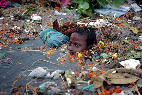 
Những đứa trẻ này đang phải hàng ngày đối mặt với tác động trực tiếp của rác thải và ô nhiễm môi trường.
