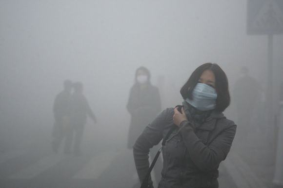 
Lần đầu tiên trong lịch sử, Trung Quốc đã phải ban hành lệnh “báo động đỏ” vì ô nhiễm môi trường tại Thủ đô Bắc Kinh khi toàn bộ thành phố này ngập chìm trong khói bụi dày đặc.
