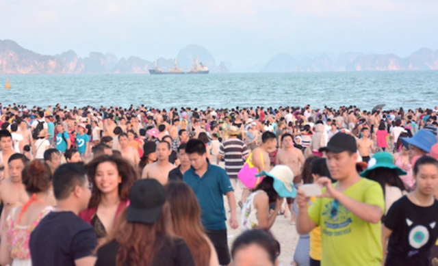 bãi tắm Bãi Cháy (Quảng Ninh) trở nên quá tải vì lượng du khách và người dân đổ về đây tránh nóng ngày một đông, đặc biệt là vào chiều 30/4. (Ảnh: Đài PT và TH Quảng Ninh)