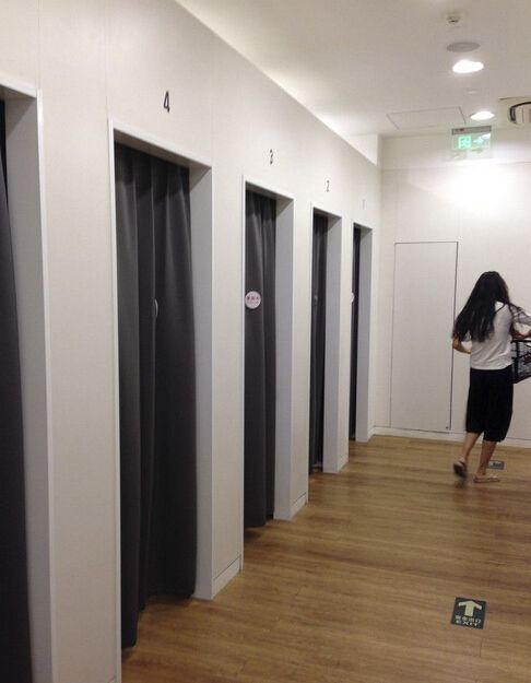 Cửa hàng UNIQLO ở Sanlitun, Bắc Kinh đã phải cấm khách hàng vào phòng thay đồ để... chụp ảnh bắt chước clip nóng.