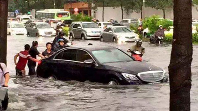 Đẩy xế hộp tiền tỷ trên phố Sài Gòn trong cơn mưa chiều tối 15/9. Ảnh: Vietnamnet