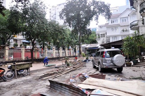 
Nhà hàng, bãi giữ xe, quán cà phê phía trước căn biệt thự đang tháo dỡ. (Ảnh: Dân Việt)

