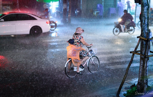 
Chỉ có 1 chiếc áo mưa, mẹ nhường cho con. Mẹ toàn thân ướt đẫm trong mưa, lặng lẽ đạp xe chở con về như thể bình thản trước mọi giông bão. Bức ảnh khiến người xem vô cùng xúc động.
