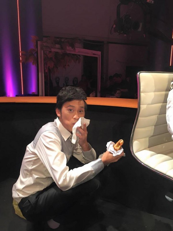 
Hoài Linh tranh thủ ăn bữa tối - 1 chiếc bánh mỳ - trước giờ ghi hình 1 chương trình truyền hình. Anh thậm chí không ngồi thoải mái để ăn mà ngồi xổm và ăn một cách vội vã để kịp giờ làm việc.
