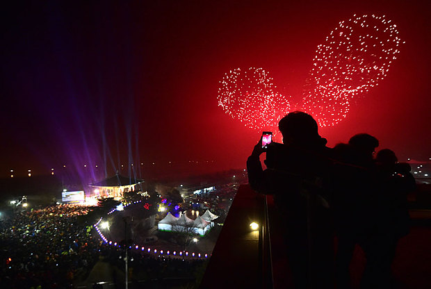 
Người dân Hàn Quốc chụp ảnh bắn pháo hoa từ Công viên hòa bình Imjingak, Paju. Ảnh: Getty
