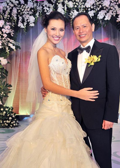 Không chỉ giỏi kinh doanh mà doanh nhân Nguyễn Quang Minh còn là một đại gia “khét tiếng” đào hoa. Chỉ trong vòng ba năm, ông đã có ba đời vợ.