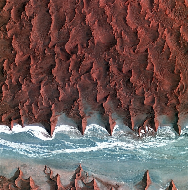 Bạn có tin đây là Trái đất của chúng ta؟  Những đụn cát của sa mạc Namib، được chụp lại bởi vệ tinh Kompsat-2 của Hàn Quốc.  Vùng màu xanh và trắng là lòng sông Tsauchab khô cạn.