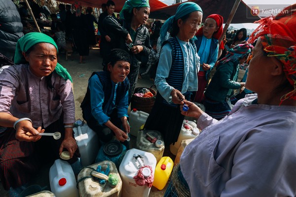 
Những buồi chiều bận rộn mua sắm. Trong hình là cảnh người bán mời khách đi chợ nếm thử rượu ngô đặc trưng ở đây.
