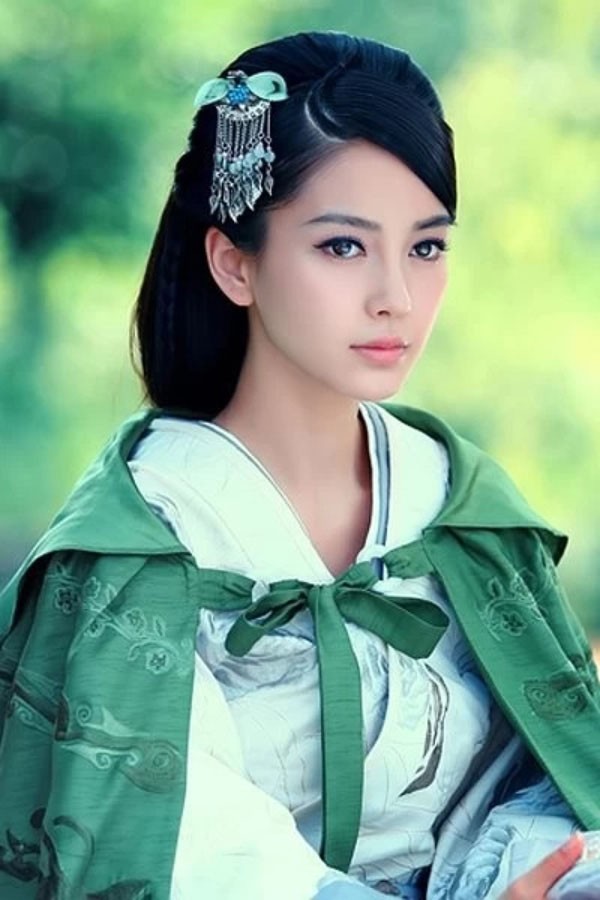 
 Sau đó, cô liên tục nhận được những vai chính trong các tác phẩm điện ảnh, truyền hình như Địch Nhân Kiệt: Thần Đô Long Vương, Vân Trung Ca, Tình yêu thời weibo… hay mới đây Angelababy cũng xác nhận sẽ có mặt trong bộ phim Hollywood Independence Day 2.
