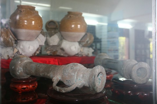 Súng lệnh, chất liệu đồng, niên đại thế kỷ XV, thu được từ tàu đắm Bình Thuận (tỉnh Bình Thuận)