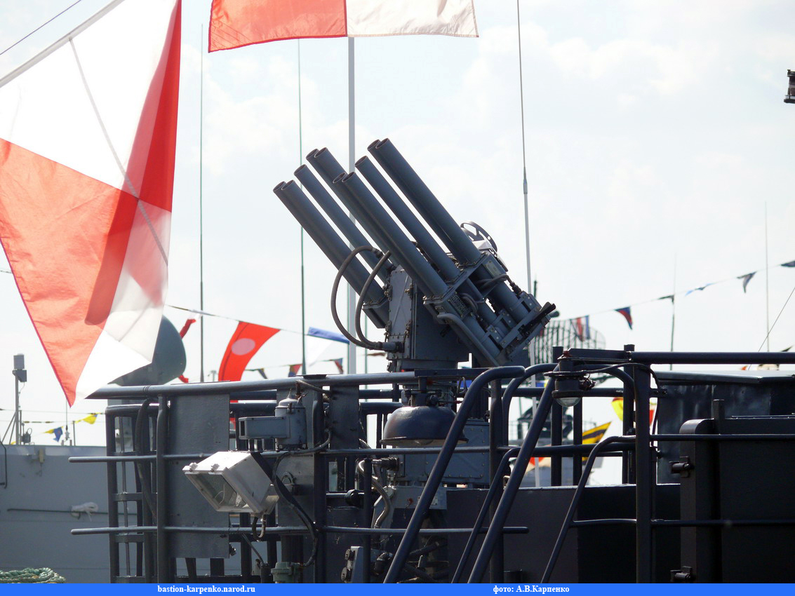 Tổ hợp phóng lựu chống người nhái DP-65 trang bị trên tàu.