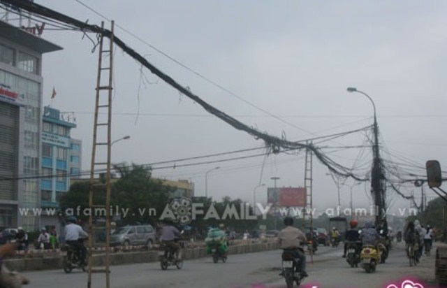 Lạo có những thời điểm, trên một số tuyến đường người ta còn dùng thang để chống đỡ dây cáp. (Ảnh: Afamily)