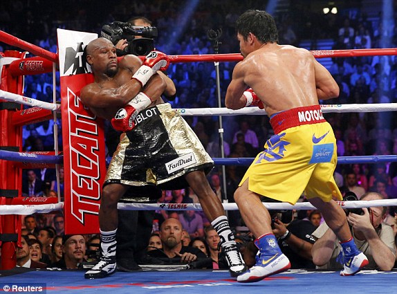 Hiệp 6 đã bắt đầu. Pacquiao đang tấn công dồn dập.