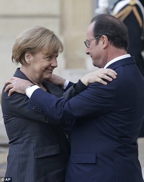 Tổng thống Pháp chào đón Thủ tướng Đức Angela Merkel tại Điện Elysee, khi bà Merkel tới Paris tham dự cuộc diễu hành.