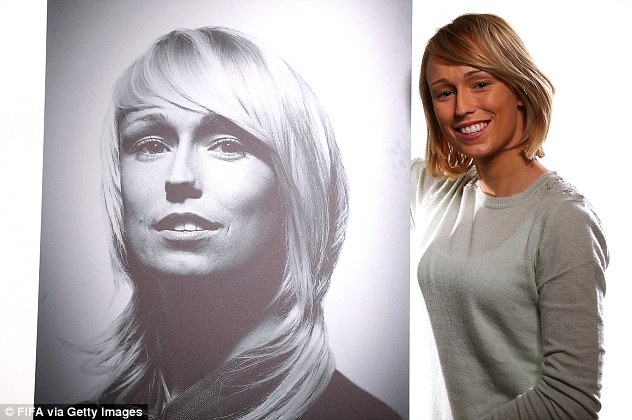 Stephanie Roche tươi tắn khi chụp hình