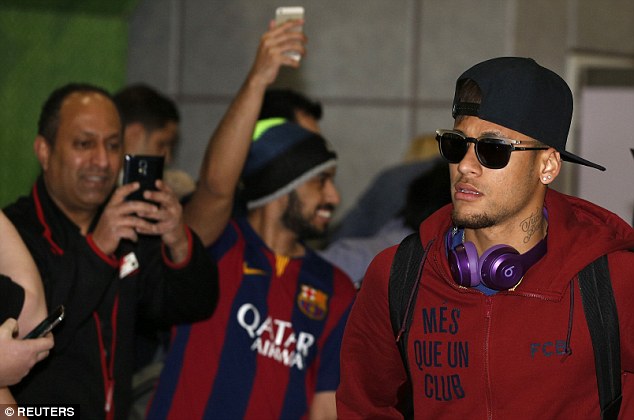 Neymar tại sân bay Manchester.