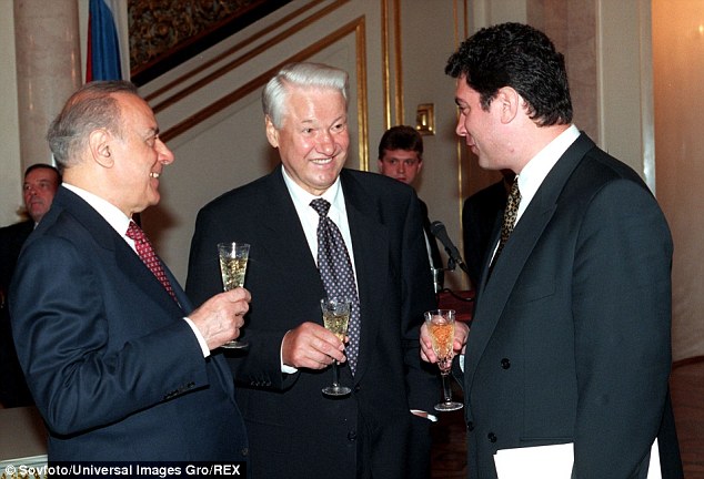 Cựu Tổng thống Boris Yeltsin (giữa) và Boris Nemtsov (phải). Ảnh: UIG