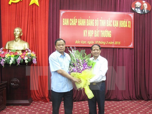 
Ông Lý Thái Hải (phải), Phó Bí thư tỉnh ủy, Chủ tịch UBND tỉnh Bắc Kạn chúc mừng của ông Nguyễn Văn Du giữ chức Bí thư Tỉnh ủy Bắc Kạn. (Ảnh: TTXVN)
