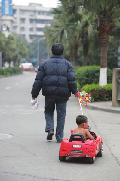 Bé Lạp hàng ngày khỏa thân ra đường cùng bố. Ảnh: Sina.