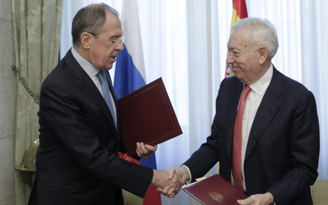 Ngoại trưởng Tây Ban Nha Jose Manuel Garcia-Margallo (phải) cho biết nước này hứng chịu thiệt hại nặng nề do phương Tây trừng phạt Nga.