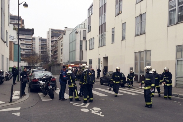 Cảnh sát và lính cứu hỏa ở bên ngoài tòa soạn Charlie Hebdo, Paris.