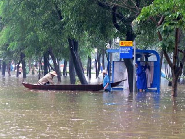 Đường Nguyễn Chí Thanh trở thành... bến đò. Ảnh: Vietnamnet