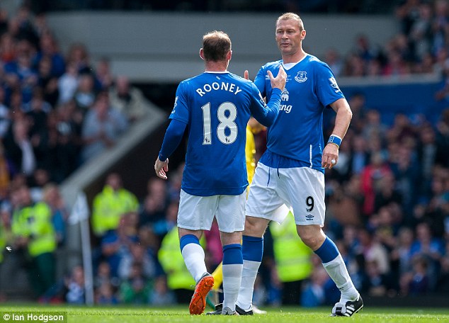 Rooney và đàn anh Duncan Ferguson.