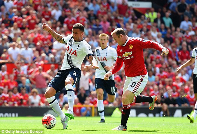 Kyle Walker đốt lưới trong nỗ lực cản phá Rooney.