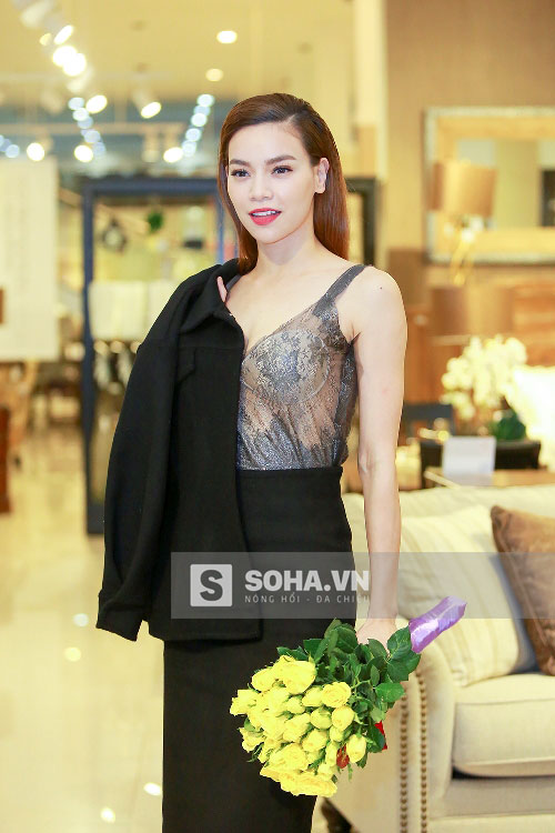 
Hồ Ngọc Hà tới event với một bó hồng vàng.
