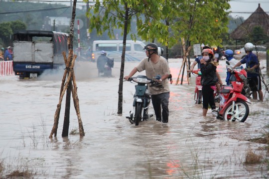 Xe chết máy hàng loạt trên quốc lộ 13