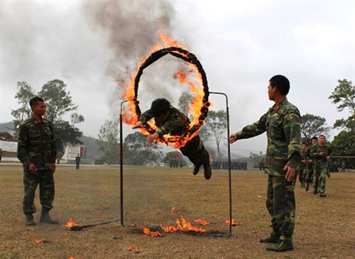 Luyện tập nhào lộn qua vòng lửa đòi hỏi sức mạnh, sự dũng cảm của các chiến sĩ.