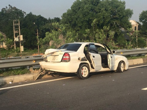 Chiếc xe 4 chỗ Daewoo bị chiếc Audi Q7 đâm từ phía sau, khiến xe mất lái tông tiếp vào 2 mẹ con đang đứng bắt xe trên đường cao tốc Nội Bài-Lào Cai, làm mẹ chết, con bị thương nặng.