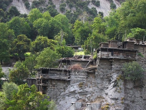 Ngôi nhà của người Kalasha cũng rất đặc biệt, được làm bằng gỗ, xếp bằng đá, chúng nằm bên vách đá khoét sâu vào trong núi