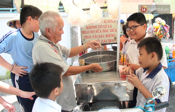 Ngoài bán kẹo bông gòn, ông ngoại còn nổi tiếng với các trò ảo thuật và vui tính nên học sinh rất thích. Từ khi bán kẹo bông gòn ông ngoại chạy xe qua dường như không sót trường nào tại Sài Gòn, thế nên hầu hết học sinh ở nơi đây đều được ông viết tặng một phần ký ức về những chiếc kẹo ngọt ngào.